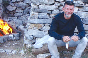 ΟΤΑΝ Ο ΓΝΩΣΤΟΣ ΔΗΜΟΣΙΟΓΡΑΦΟΣ ΑΦΗΝΕΙ ΤΟ ΜΙΚΡΟΦΩΝΟ ΚΑΙ ΠΙΑΝΕΙ ΤΗΝ ΚΑΤΣΟΥΝΑ 