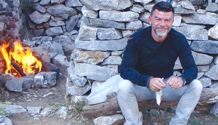 ΟΤΑΝ Ο ΓΝΩΣΤΟΣ ΔΗΜΟΣΙΟΓΡΑΦΟΣ ΑΦΗΝΕΙ ΤΟ ΜΙΚΡΟΦΩΝΟ ΚΑΙ ΠΙΑΝΕΙ ΤΗΝ ΚΑΤΣΟΥΝΑ