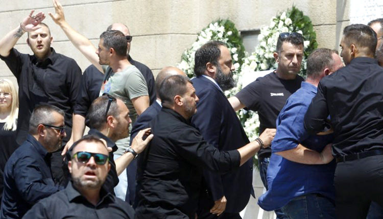  Ο Βαγγέλης Μαρινάκης το τόλμησε και πήγε χθες στην κηδεία του Παύλου Γιαννακόπουλου με τον κόσμο του Παναθηναϊκού -κάποιους για να είμαστε ακριβείς- να τον αποδοκιμάζει έντονα.