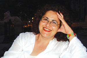 Η ΦΙΛΟΛΟΓΟΣ ΕΛΕΝΗ ΓΙΑΜΑΛΑΚΗ ΠΟΥ ΣΚΗΝΟΘΕΤΕΙ ΤΗ ΘΕΑΤΡΙΚΗ ΟΜΑΔΑ ΤΩΝ ΚΑΘΗΓΗΤΩΝ ΜΙΛΑ ΣΤΗΝ “Π”