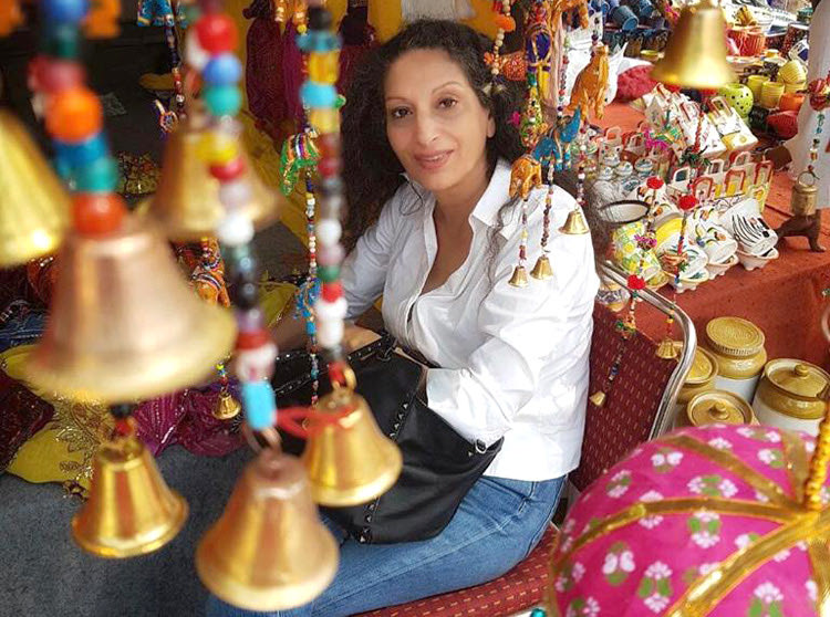 Η Coomi πήγε στο Νέο Δελχί για να φροντίσει για τη διακόσμηση του γάμου.