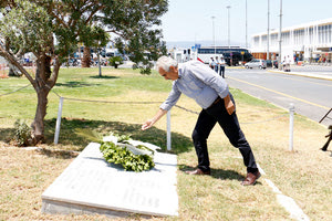 Τίμησαν τους ήρωες του σαμποτάζ στο αεροδρόμιο