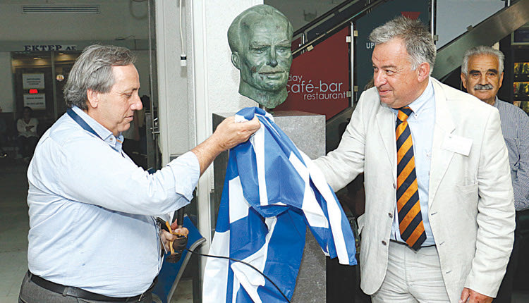 Αποκαλυπτήρια της προτομής Νίκου Καζαντζάκη στο αεροδρόμιο