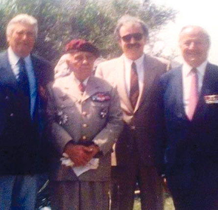 Ο λόρδος Τζέλικο, ο λοχίας Σίμπαρ και ο λοχαγός Μπέρζε κατά την τελετή των αποκαλυπτηρίων της τιμητικής στήλης στο αεροδρόμιο του Ηρακλείου σε ανάμνηση του παράτολμου εγχειρήματός τους