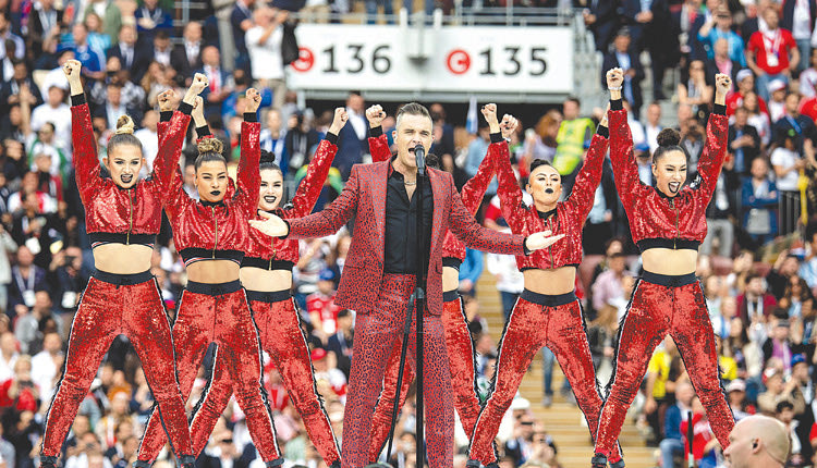 ο Βρετανός τραγουδιστής Ρόμπι Γουίλιαμς στη έναρξη του 21ου Παγκοσμίου Κυπέλλου στο στάδιο «Λουζνίκι» της Μόσχας