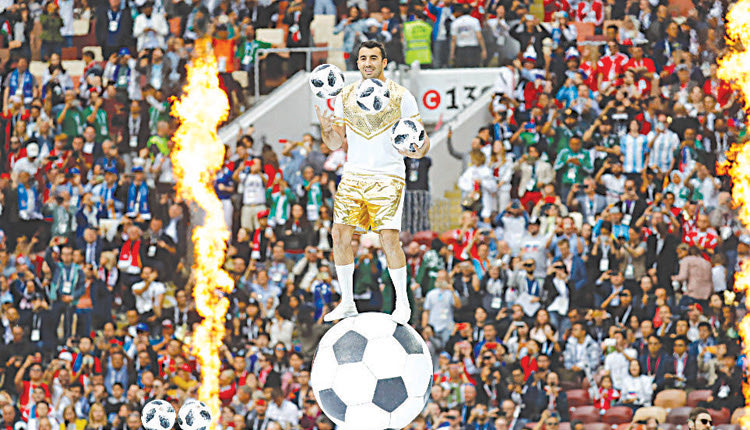 τα χορευτικά δεν έλειψαν από την πρεμιέρα του 21ου Παγκοσμίου Κυπέλλου στο στάδιο «Λουζνίκι» της Μόσχας