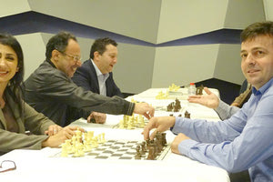 Kαι οι διοργανωτές των αγώνων επιδίδονται στο σκάκι