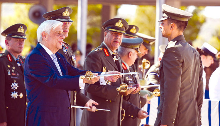Τα ξίφη στους νέους και τις νέες ανθυπολοχαγούς επέδωσε ο Πρόεδρος της Δημοκρατίας, Προκόπης  Παυλόπουλος, κατά τη διάρκεια ειδικής τελετής, η οποία πραγματοποιήθηκε στις εγκαταστάσεις της Σχολής Ευελπίδων