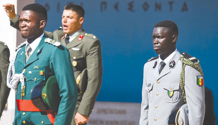 Τον καθιερωμένο όρκο έδωσαντης Σχολής Ευελπίδων έδωσαν και 8 αλλοδαποί