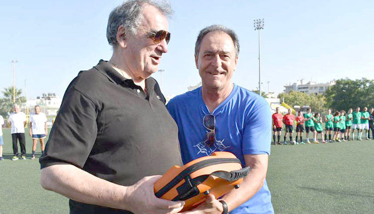 Παρέδωσε απινιδωτές ο ΣΑΕΠΗ (ο Νέτο Γκουερίνο στην παράδοση στον κ. Καλέμπουμπα)