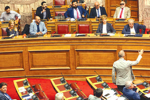 Η Βουλή ψηφίζει εν μέσω έντασης για την πρόταση μομφής