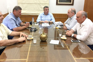 Θέματα υποδομών συζητήθηκαν κυρίως στη συνάντηση του περιφερειάρχη Κρήτης Σταύρου Αρναουτάκη με τους εκπροσώπους των Εμπορικών και Βιοτεχνικών Επιμελητηρίων της Κρήτης.