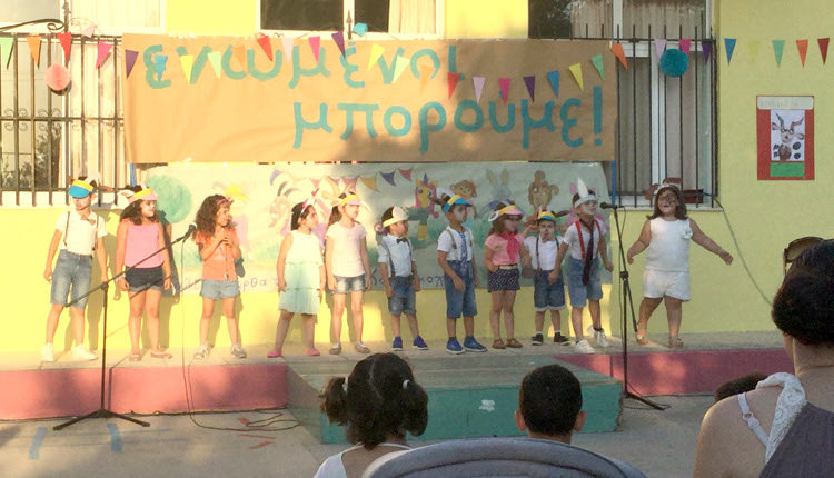 Οι μικροί μαθητες “ηθοποιοί” στο έργο  “Eνωμένοι μπορούμε’’ στο νηπιαγωγείο της Καλλιθέας Ηρακλείου
