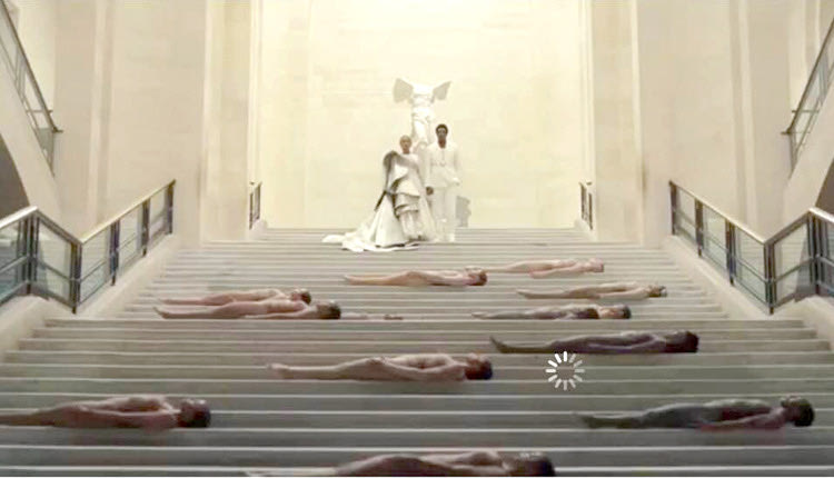 Στο ιστορικό μουσείο του Λούβρου, με φόντο τη Νίκη της Σαμοθράκης γυρίστηκε το νέο video clip των Beyoncé και Jay-Z, για το single Apeshit. 