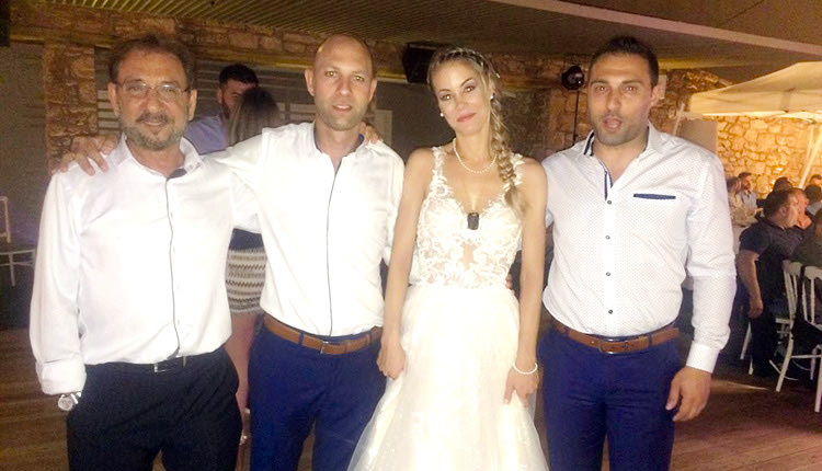 Ο φυσικοθεραπευτής του ΟΦΗ Κώστας Παππάς, ο οποίος ενώθηκε με τα δεσμά του γάμου, με την αγαπημένη του Τατιάνα Κοκορέλια.