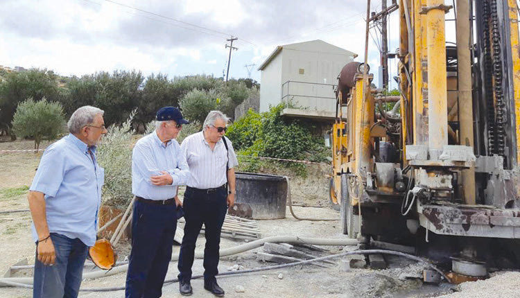 Στις Δαφνές για να επιθεωρήσει τις γεωτρήσεις βρέθηκε ο δήμαρχος Ηρακλείου.