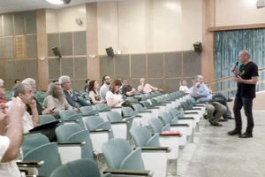 Ελάχιστοι βρέθηκαν να ακούσουν τι θα πει ο Γιάνης, σιγά σιγά, ξεφτίζει και το άστρο Βαρουφάκη.