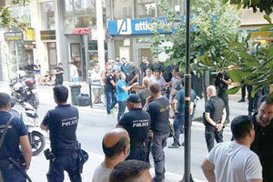 Ένταση δημιουργήθηκε έξω από τα καινούρια γραφεία των ΑΝΕΛ στο κέντρο των Χανίων από συγκεντρωμένους διαδηλωτές