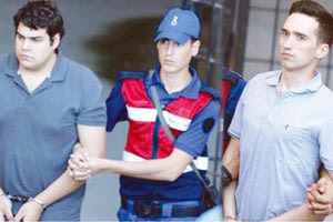 Οι Έλληνες αξιωματικοί μεταφέρθηκαν στα δικαστήρια σιδηροδέσμιοι.