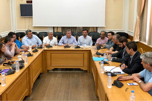 Οι αιρετοί για τον νέο βόρειο οδικό άξονα, στο πλαίσιο συνεδρίασης στην Περιφέρεια Κρήτης