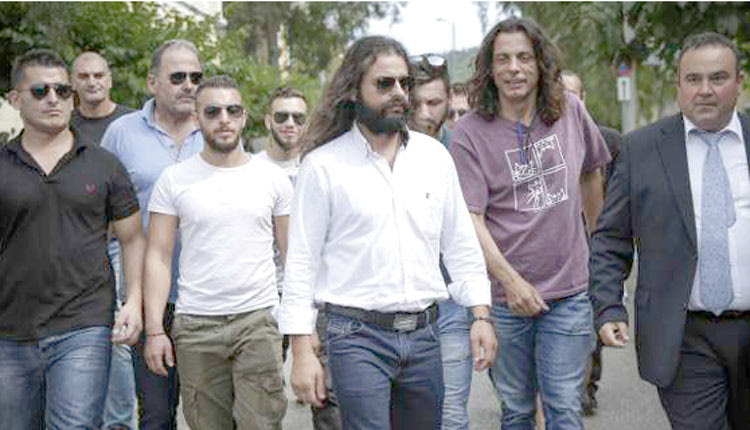  Ολοκληρώθηκε η απολογία του ανεξάρτητου πλέον βουλευτή Κωνσταντίνου Μπαρμπαρούση και αφέθηκε ελεύθερος με περιοριστικούς όρους. 