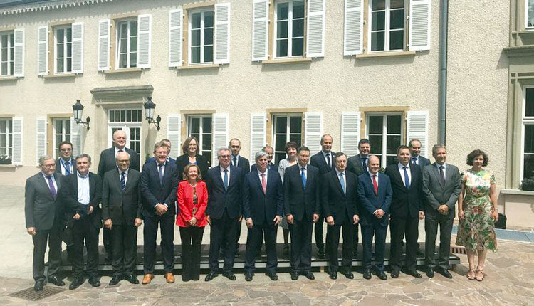 Με... κάδρο την Ελλάδα η επετειακή φωτογραφία για τα 20 χρόνια του Eurogroup 