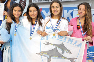 Φασουλά, Παπουτσάκη, Κυπραίου και Γενειατάκη των Δελφινιών που πήραν την 3η θέση στα 4χ100 μ. ελεύθερο