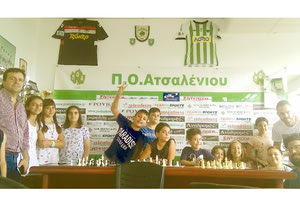 Οι σκακιστές του ΠΟΑ με τον Σκανδαλάκη