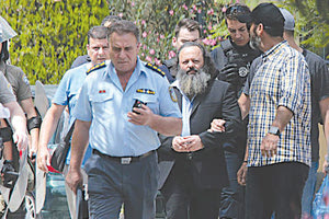 Ο Αρτέμης Σώρρας κατά την προσαγωγή του στην Ευελπίδων