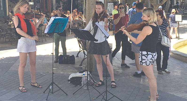 Ένα υπαίθριο κονσέρτο με βιολιά