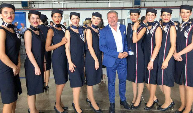 Ο κ. Μιχάλης Βλατάκης με τις αεροσυνοδούς της εταιρίας