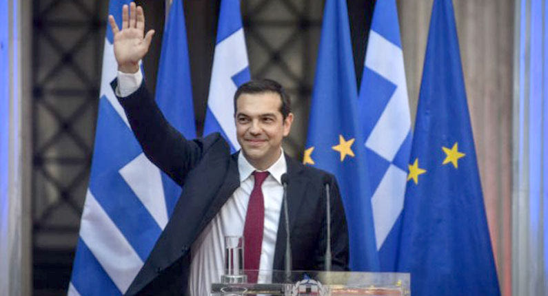 Ο Τσίπρας φόρεσε τη γραβάτα της… νίκης στη γιορτή του Ζαππείου