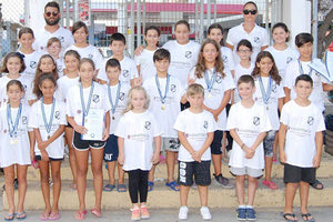 ΚΟΛΥΜΒΗΣΗ: Η ομάδα του ΟΦΗ με τους προπονητές τους