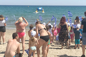 η  έπαρση της γαλάζιας σημαίας στο ξενοδοχείο Apollonia.