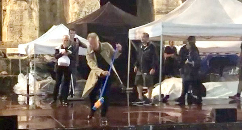 Η συναυλία του Στινγκ στο Ηρώδειο με τον δημοφιλή καλλιτέχνη να βγαίνει στη σκηνή και αντί να κρατά το μικρόφωνό του να κρατά μία σκούπα