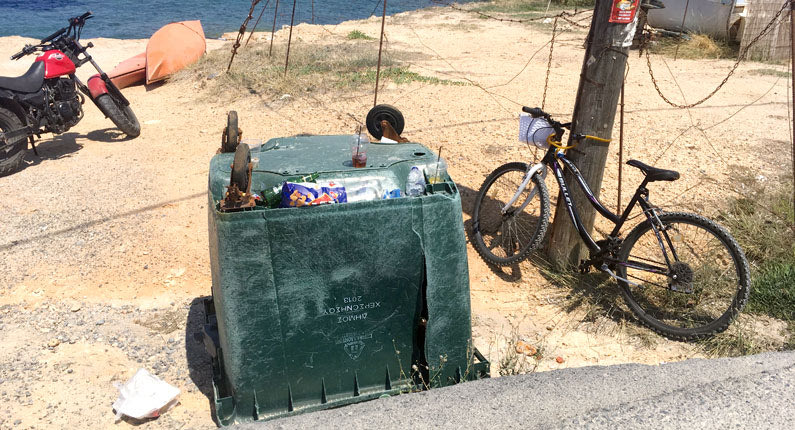 η… ιστορία ενός κάδου. Μια θλιβερή ιστορία με φόντο τα γραφικά λιμανάκια της Χερσονήσου.
