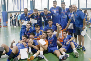 Η ομάδα της ΓΕΗ πανηγυρίζει την μεγάλη της επιτυχία στο Πανελλήνιο πρωτάθλημα βόλεϊ Παίδων