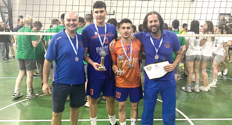  Οι Αναπολιωτάκης και Μαυρίδης (στη φωτό με τους προπονητές τους) βραβεύτηκαν ως καλύτεροι μπλόκερ και λίμπερο αντίστοιχα 