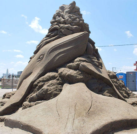  Σε διαφορετικά σημεία τα γλυπτά.