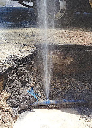 Έσπασε αγωγός της ΔΕΥΑΗ στην πόλη