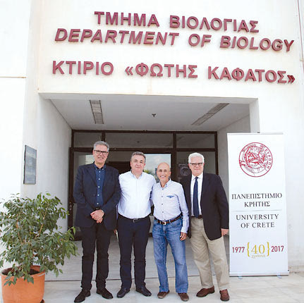 Οι κ.κ. Παυλίδης, Αρναουτάκης, Καφάτος και Ζώρας μπροστά στην πινακίδα με το όνομα “Φώτης Καφάτος”.