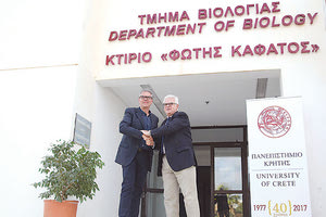 Οι κ.κ. Παυλίδης, και Ζώρας μπροστά στην πινακίδα με το όνομα “Φώτης Καφάτος”.