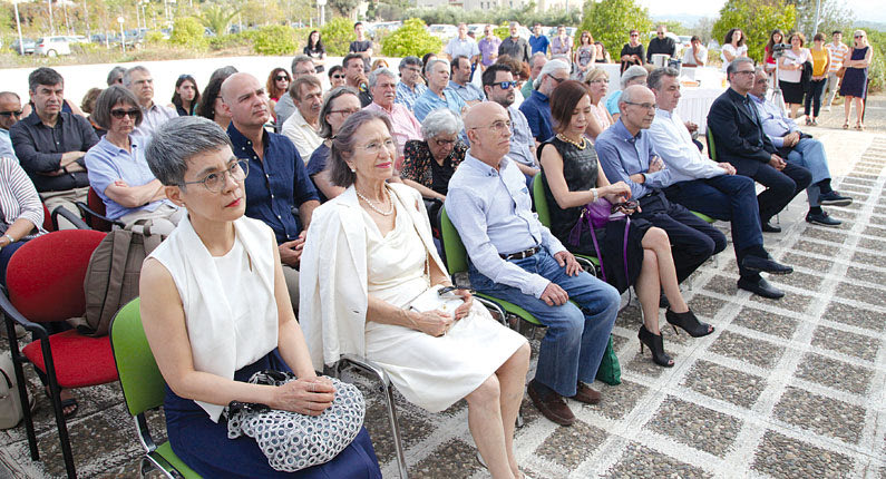 Στην τελετή έδωσαν το «παρών» συνάδελφοί του, συνοδοιπόροι, μαθητές και άνθρωποι που ακολουθούν το έργο του Φώτη Καφάτου.