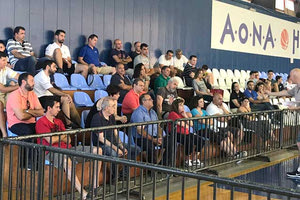 Γονείς παρακολουθούν με ενδιαφέρον την ομιλία του κ. Γεωργιάδη