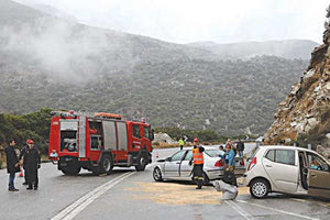 Οι πυροεσβέστες απεγκλωβίζουν τις σορούς του ζευγαριού