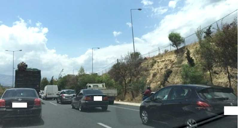 “Κατέλαβαν” τη λωρίδα έκτακτης ανάγκης