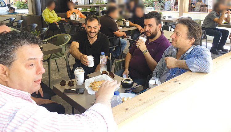 πολιτικοδημοσιογραφική συντροφιά με τους Γ. Πιτσούλη, Μ. Χαιρέτη, Μ. Κοκολάκη και Μ. Λυδάκη