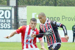 Ο Μεγιάδο (δεξιά) με τη φανέλα της Τσακαρίτα