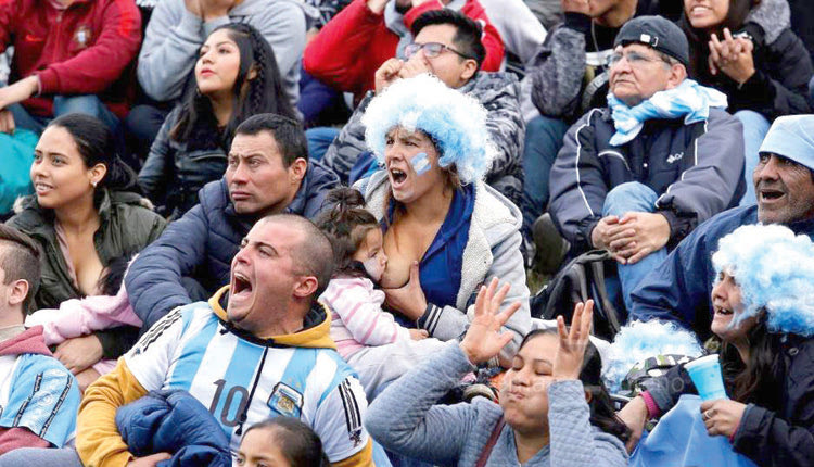 Μητέρα θήλαζε το μωρό της βλέποντας την Αργεντινή