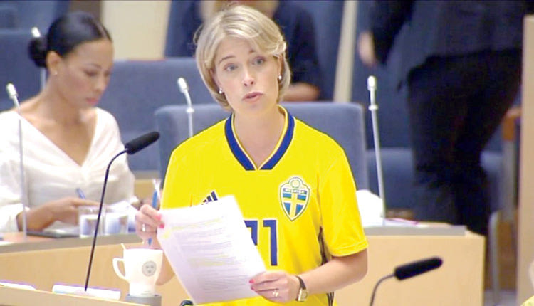 φωτογραφίες της υπουργού Αθλητισμού της Σουηδίας με τη φανέλα του Ντουρμάζ μέσα στο Κοινοβούλιο της χώρας. 